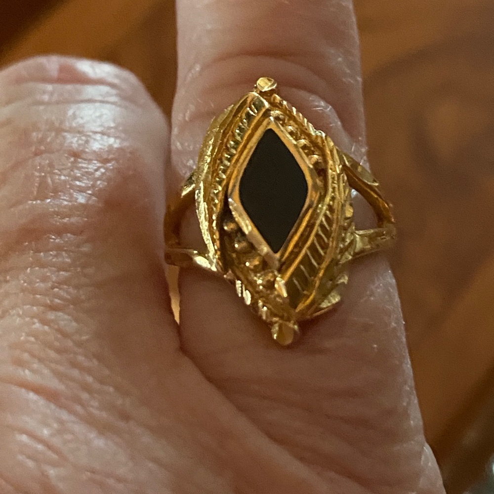 Size 5, black onyx and Faux Gold Ring. Super Cute, Costume-Goldtone